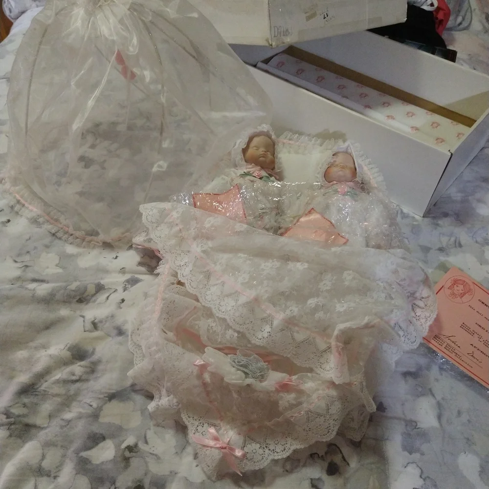 Megan and Melony twin porcelain doll set vintage - Picture 14 of 17